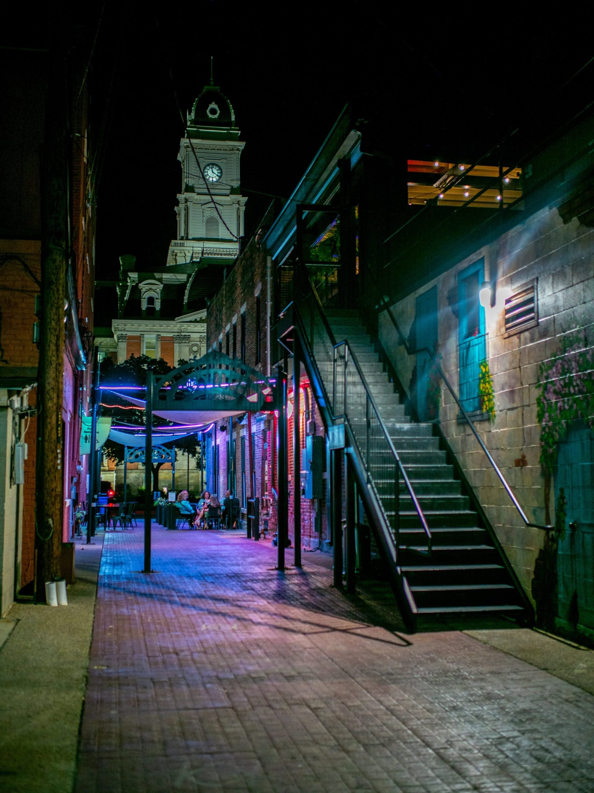 The view of bar ellis from the alley with the historic Noblesville courthouse behind it